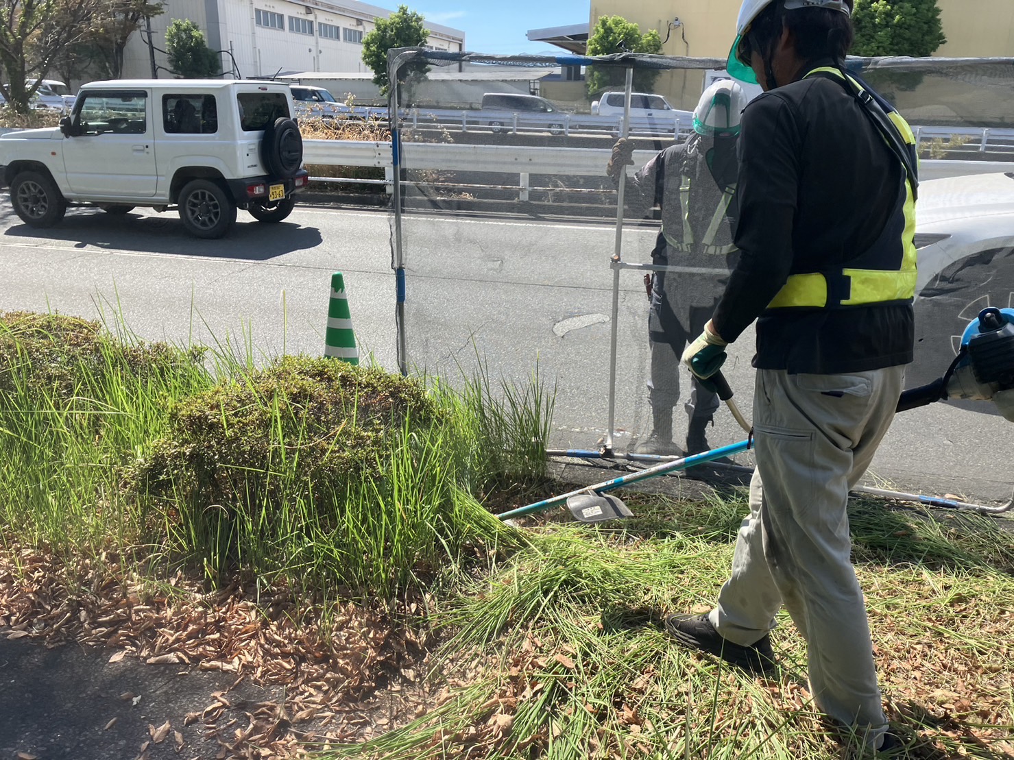 平成大通りの除草と低木剪定を行っています。