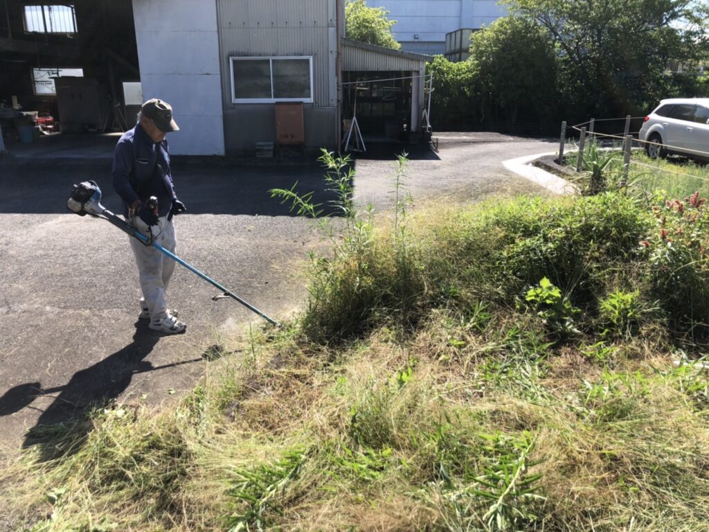 南区の個人邸で除草作業を行いました
