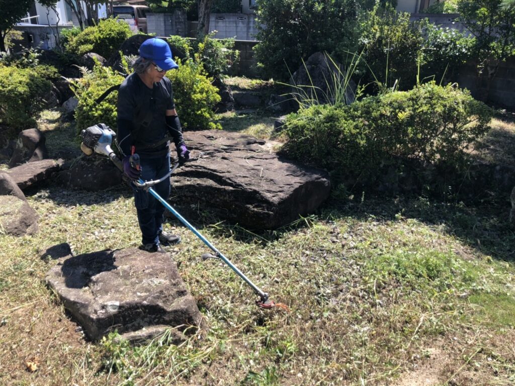 南区にある個人邸の剪定、除草を行いました。