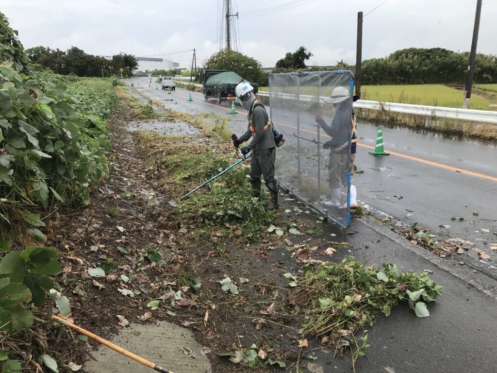 熊本市南区の熊本嘉島線の除草を行いました。