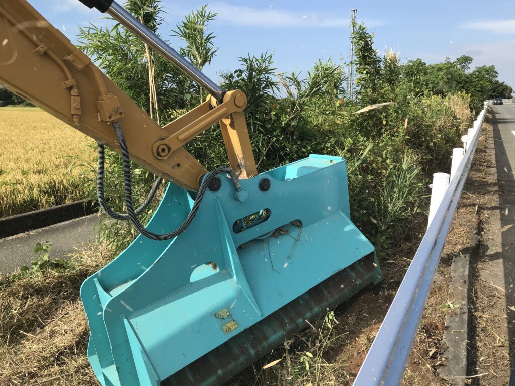 今回初！！ハンマーナイフ（クサカルゴン）を使っての除草を行いました。