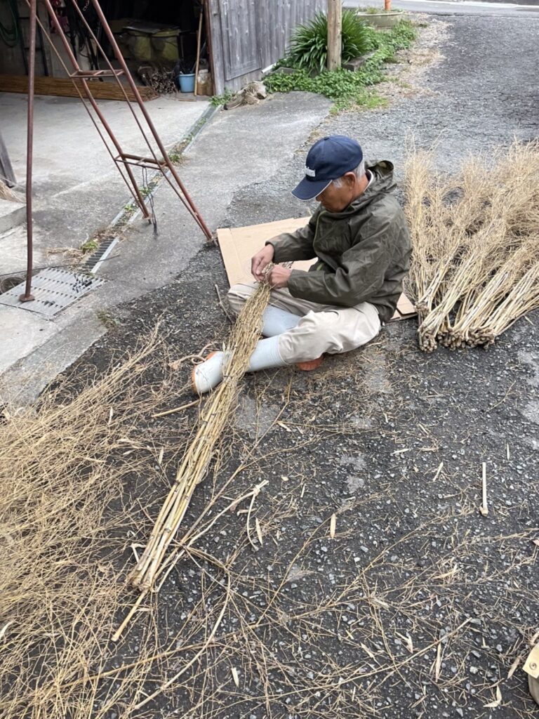 中央区にある個人邸のお庭の竹穂垣（竹垣）がふるくなったので新しく作り直しました