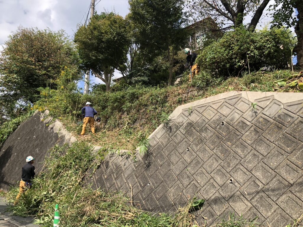 石神原団地の除草を行いました。