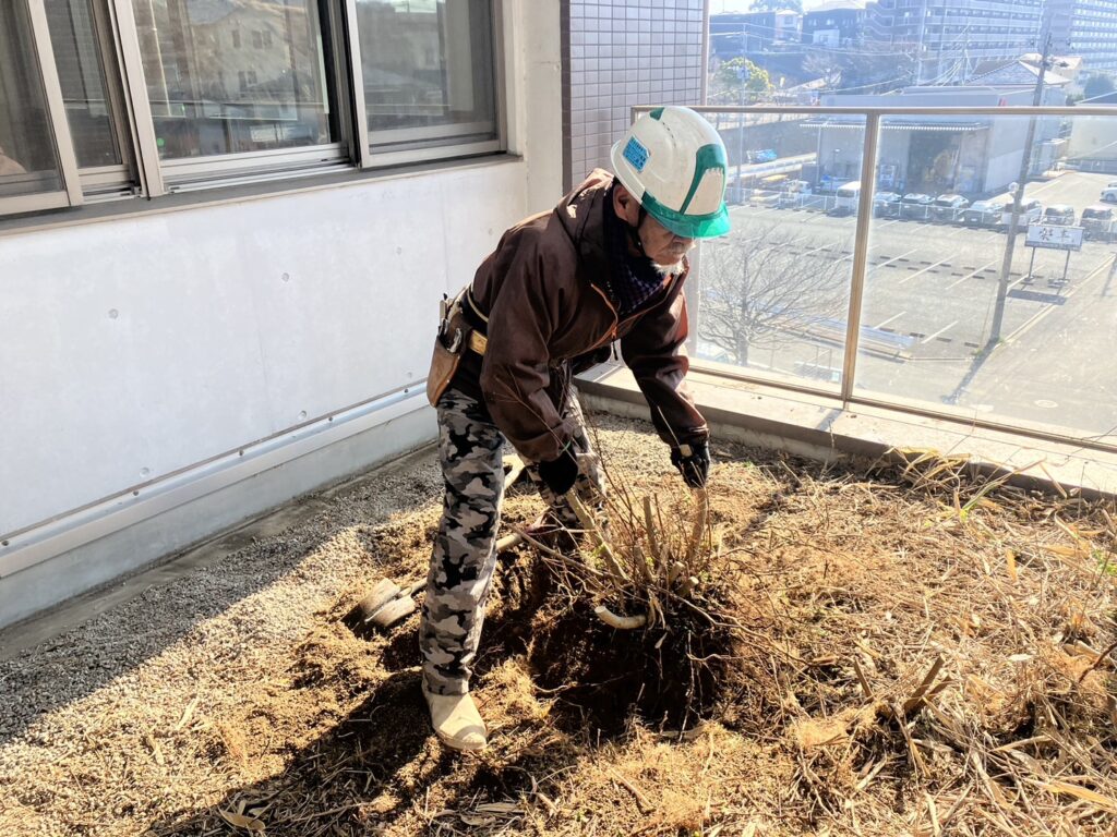 北区の会社にて防草シート張りと砂利敷きをしました。