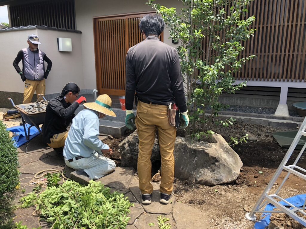 庭造りを行ってきました。