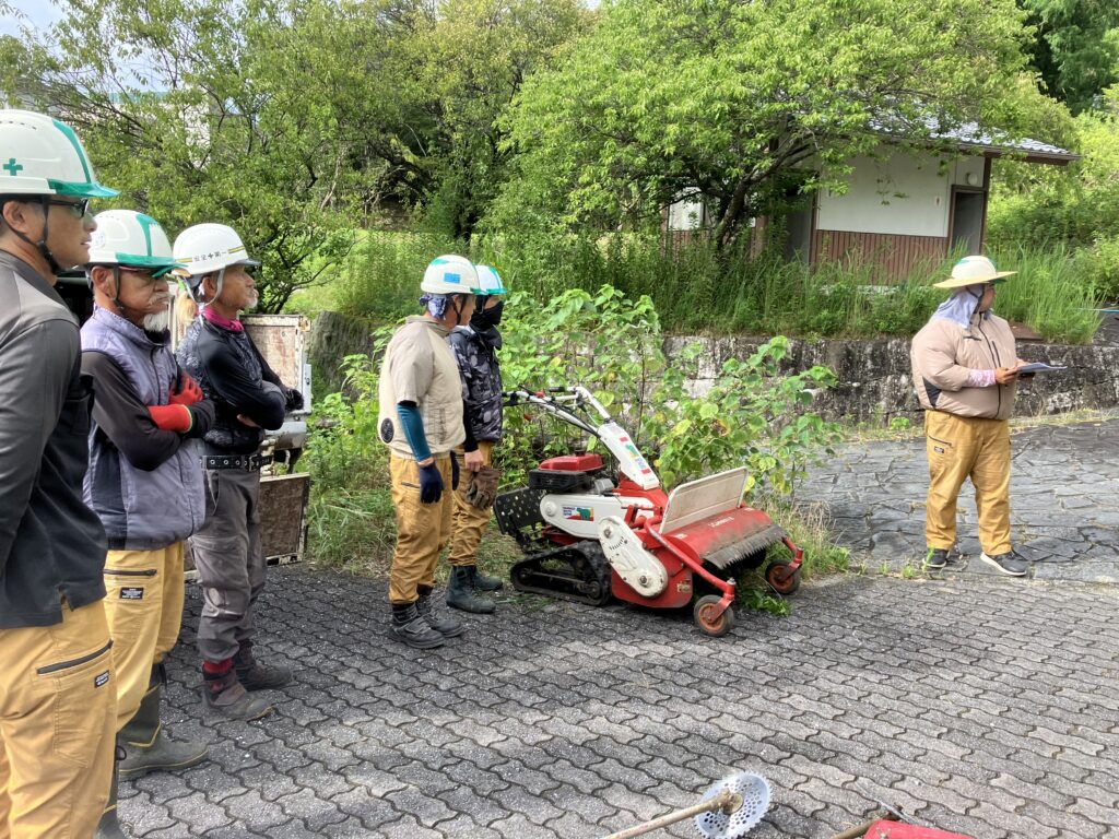 百梅園で除草を行ってきました。