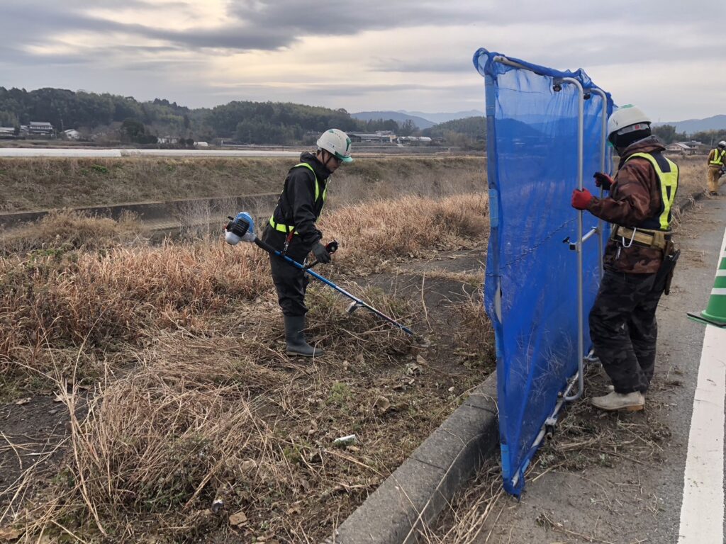 南区で除草のボランティアを行いました。