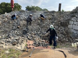 熊本城の石垣から崩落石材を回収しました。