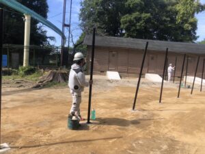 動植物園の鹿の放飼場改修工事を行っております