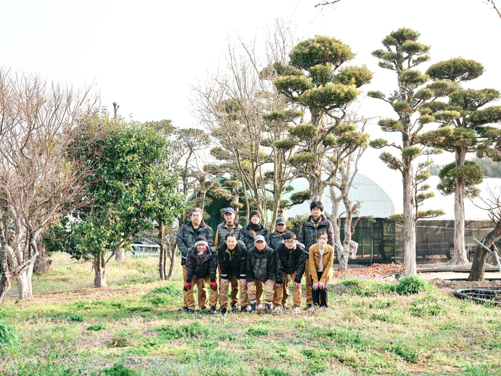 いづの造園のスタッフ集合写真