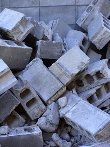 地震でブロック塀・塀が倒れた、傾いたときの対応｜撤去・復旧を依頼する前に確認すること