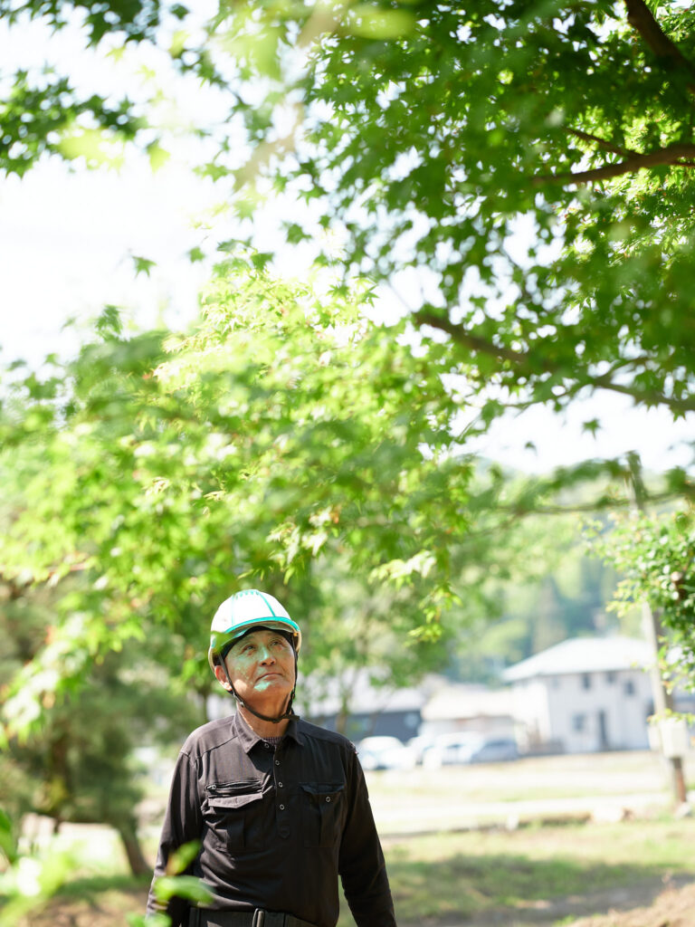 樹木を確認するスタッフ