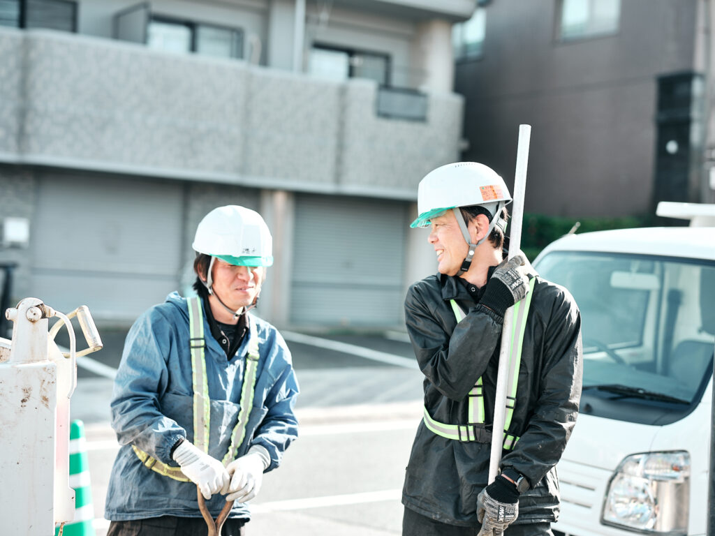 現場で安全確認を行うスタッフ