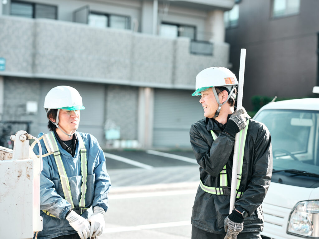 現場で声を掛け合うスタッフ