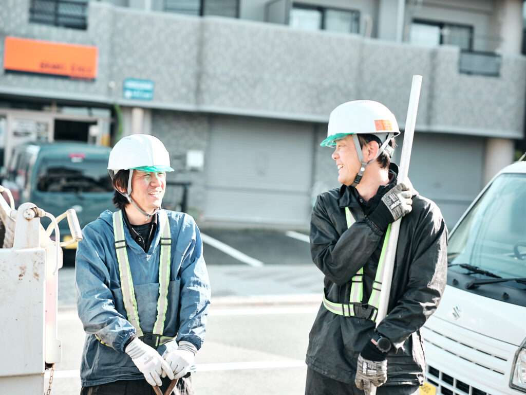 現場で安全確認を行うスタッフ
