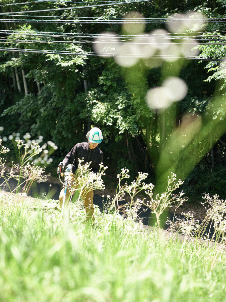 傾斜地での草刈り作業