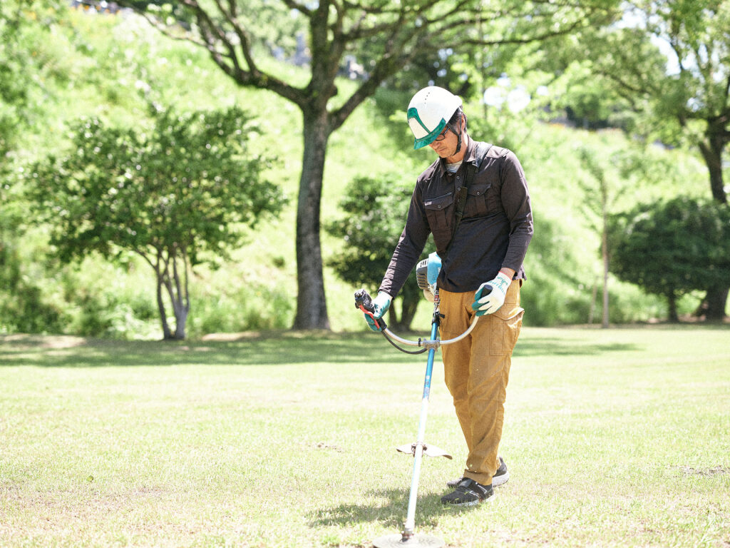 刈払機を使った草刈り作業