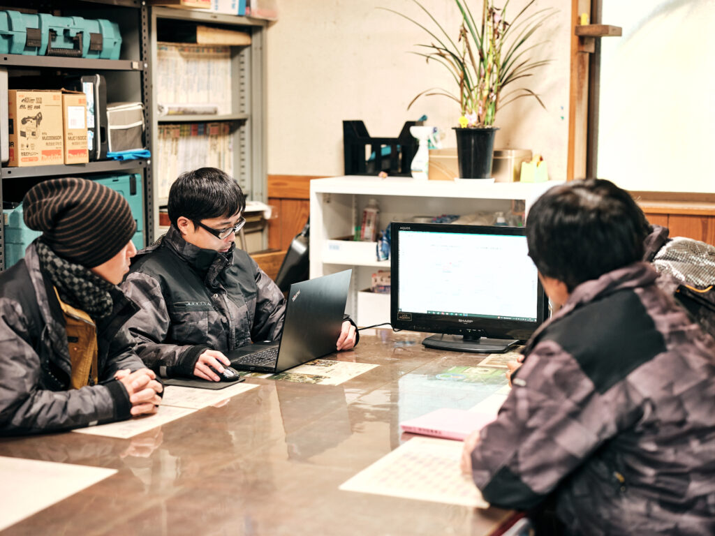 事務所で工事の打ち合わせを行ういづの造園のスタッフ
