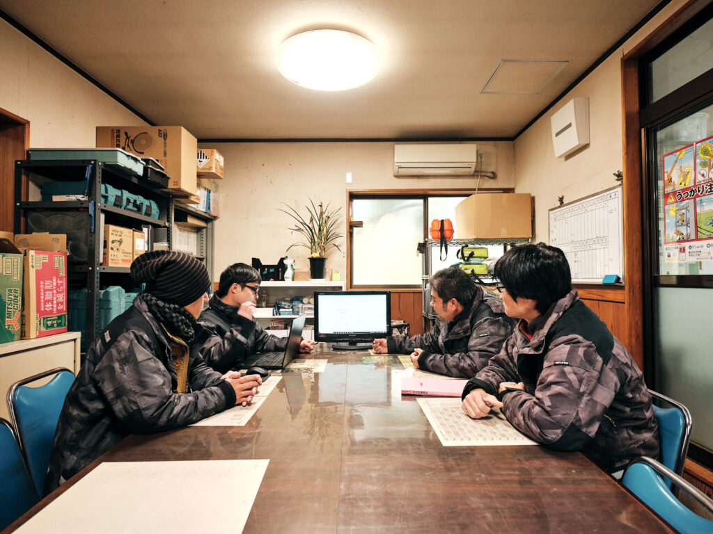 事務所で施工書類を作成するいづの造園のスタッフ