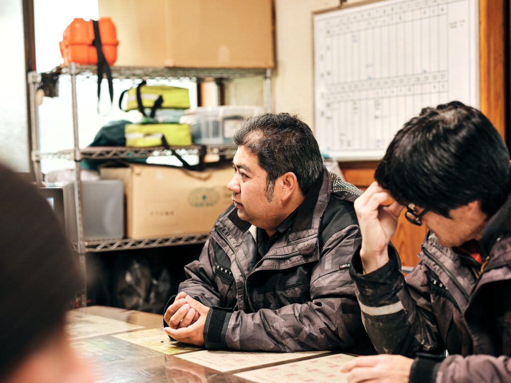事務所で面談を行ういづの造園