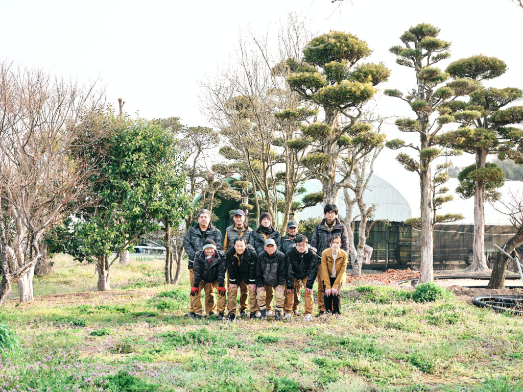 いづの造園のスタッフ集合写真