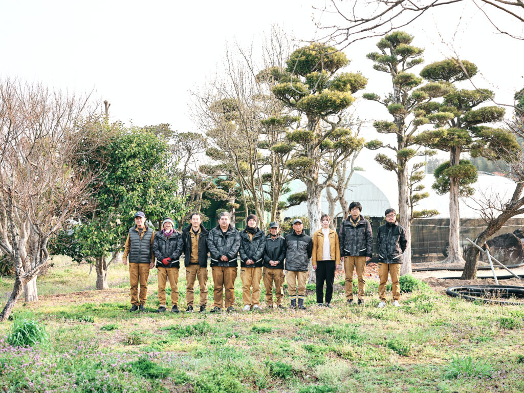 株式会社いづの造園のスタッフ集合写真